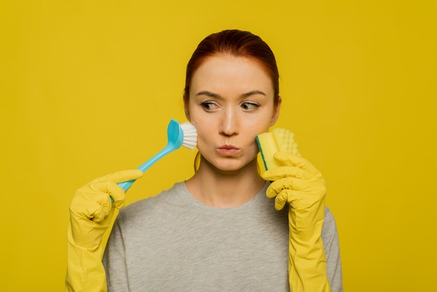 Hautreinigung. Porträt des attraktiven sexy Mädchens in den Handschuhen, die Gesicht mit Schwamm und Pinsel waschen. Schöne junge Frau der Nahaufnahme mit sauberer weicher Haut