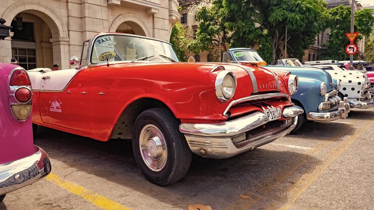 Foto havana, cuba, 2 de maio de 2019 - um carro retro pontiac vermelho estacionado, um táxi grancar.