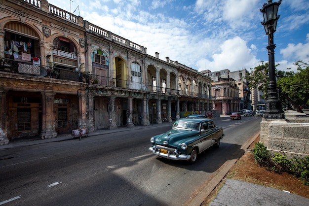 HAVANA, CUBA - 7 DE JUNHO: Carro velho nas cidades de rua, 7 de 2011 em Havana, Cuba.