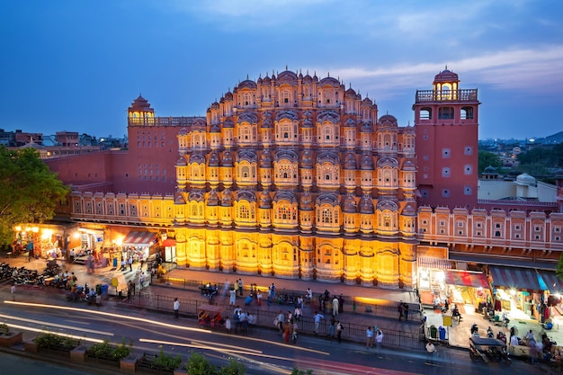 Hawa Mahal por la noche Jaipur Rajasthan India Un pueblo mundial de la UNESCO Un hermoso elemento arquitectónico de ventana