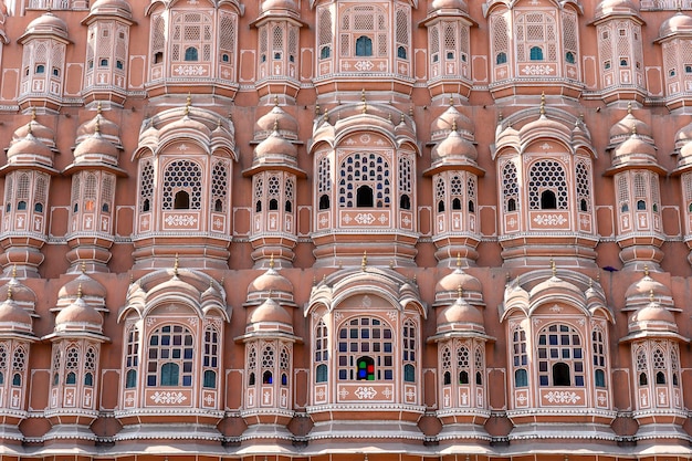 Hawa Mahal rosa palacio de los vientos en la ciudad vieja de Jaipur Rajasthan India