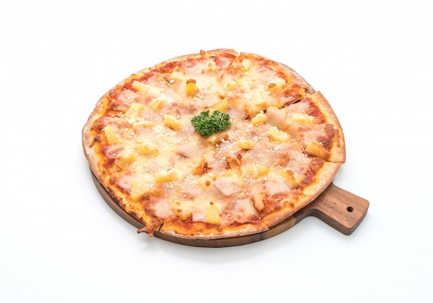 Hawaii-Pizza auf weißem Hintergrund