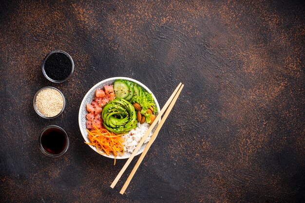 Hawaiian Poke Bowl mit Lachs, Reis und Gemüse