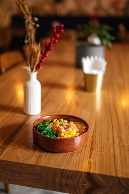 Hawaiian Shrimp Poke Bowl mit Gemüse