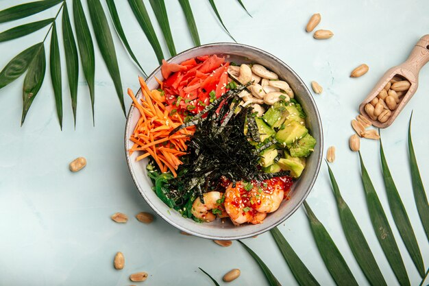 Hawaiian Shrimp Poke Bowl mit Reis und Gemüse
