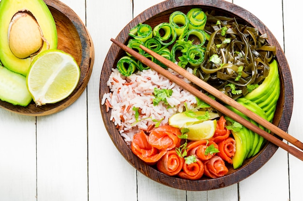 Hawaiianische Lachs-Poke-Bowl mit Reis, Algen und Avocado