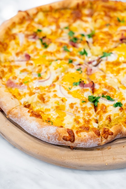 Hawaiianische Pizza auf Holztablett