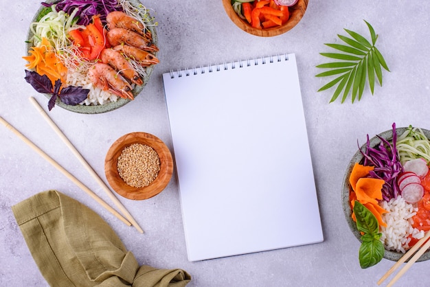 Hawaiianische Poke Bowl mit Lachs und Garnelen