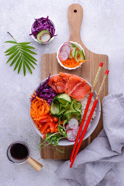 Hawaiianische Poke Bowl mit Lachsreis und Gemüse