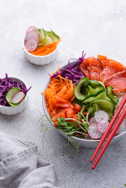 Hawaiianische Poke Bowl mit Lachsreis und Gemüse