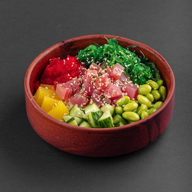 Hawaiianische Thunfisch-Poke-Bowl mit Gemüse