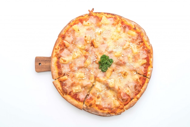 hawaiische Pizza auf weißem Hintergrund