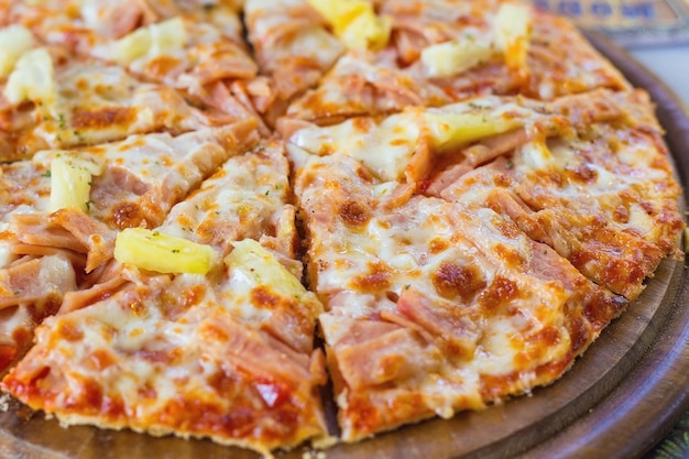 Hawaiische Pizza ist ein italienisches Essen, das mit Tomatensauce, gehackter Ananas, Schinken und Käse zubereitet wird.