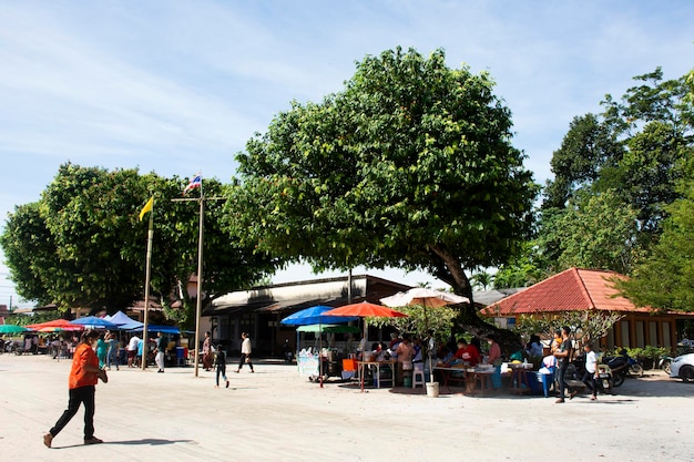 Hawker-Stand mit traditionellem Verkauf lokaler Produkte und Speisen beim Festival des zehnten Mondmonats oder Sat Duan Sip für Thailänder, die am 12. Oktober 2023 in Phatthalung, Thailand, am Ritual im Tempel Wat Khuan Maphrao teilnehmen