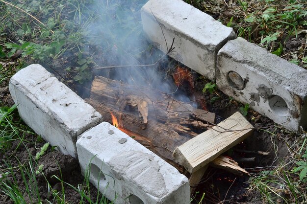 Hay una barbacoa casera en la calle.