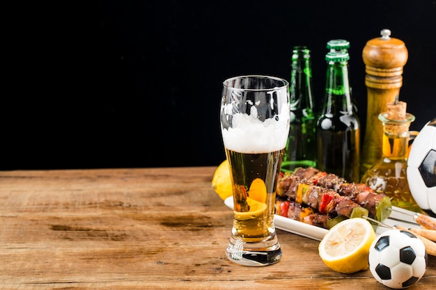 Hay barbacoa de ternera y cerveza en la mesa.