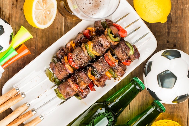 Hay barbacoa de ternera y cerveza en la mesa.