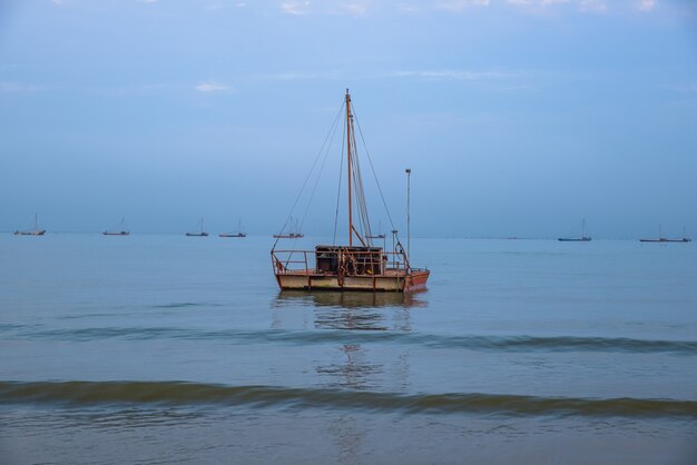 Hay barcos y playas en la playa por la noche.