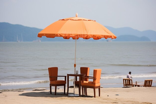 Hay una bebida con un paraguas en una mesa en la playa