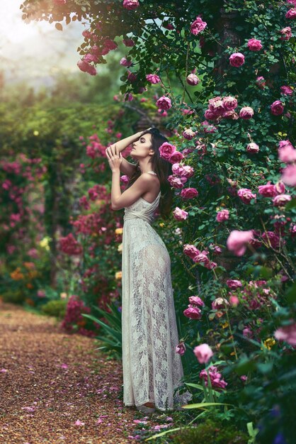 Hay una belleza absoluta en abrazar tu feminidad Foto de una hermosa mujer joven posando en la naturaleza