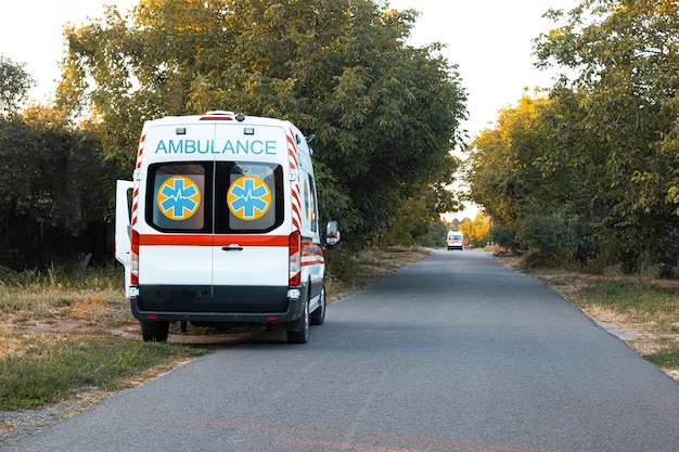 Foto hay un coche de ambulancia aparcado a un lado de la carretera.
