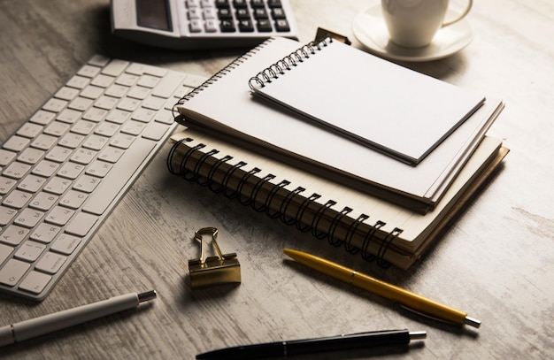 hay cuadernos en la mesa