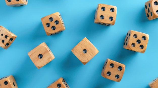 Hay dados de madera con texto en ellos siendo rodados en un fondo azul visto desde arriba