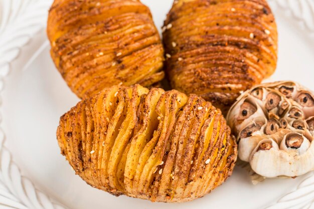 Hay deliciosas papas al horno en el plato.