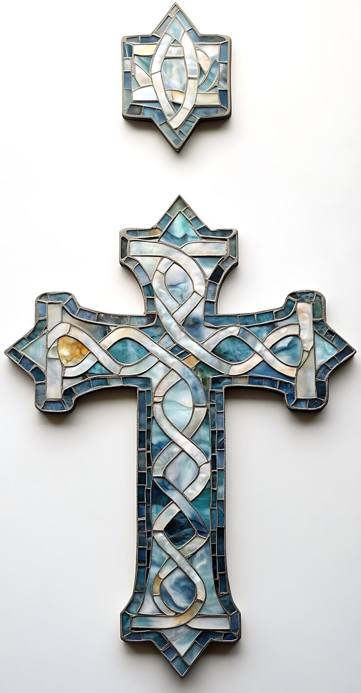 hay dos cruces hechas de vidrio y una cruz hecha de vidrio
