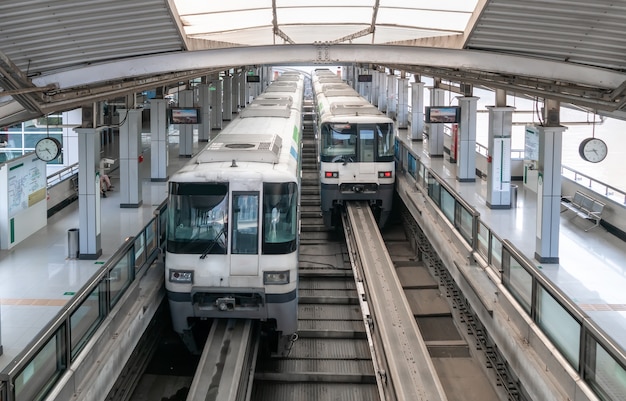 Hay dos trenes en la estación de metro.