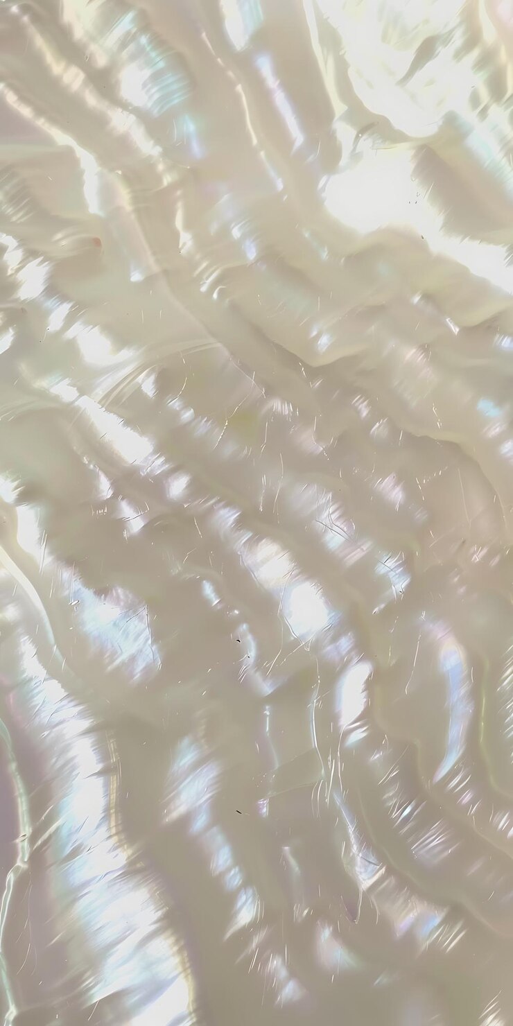 hay un fondo blanco con un patrón de material ondulado