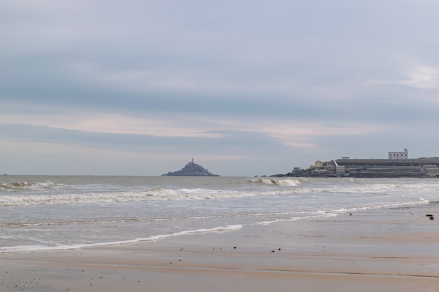 Hay islas en medio del mar y arrecifes y playas en la costa.