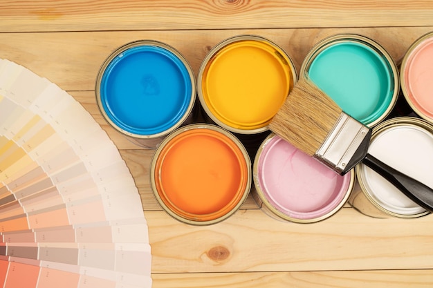 Hay muchas formas de combinar el color de sus muebles favoritos con la pintura para interiores.