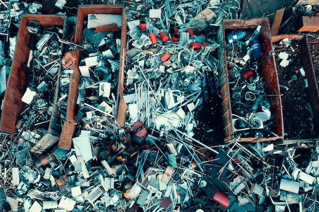 Hay mucho metal oxidado en la pila. Clasificación de chatarra. Fotografía aérea