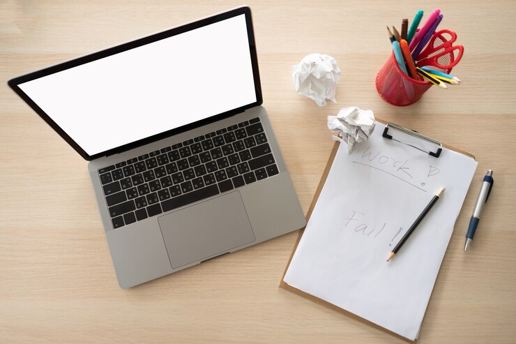 Hay muchos dispositivos y herramientas en el escritorio en la oficina. La computadora es importante para tu trabajo