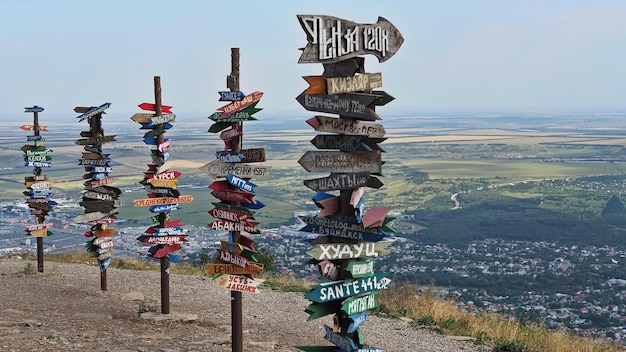 Hay muchos letreros con los nombres de las ciudades en el monte Mashuk. Pyatigorsk, Cáucaso del Norte