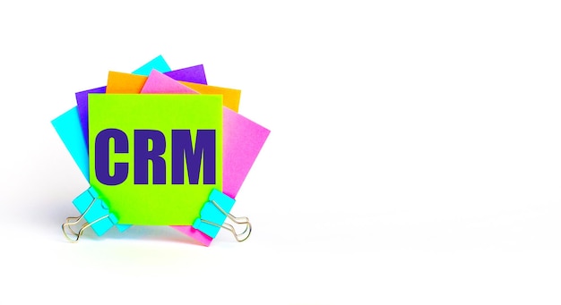 Hay pegatinas multicolores brillantes con el texto CRM Gestión de relaciones con el cliente Espacio de copia