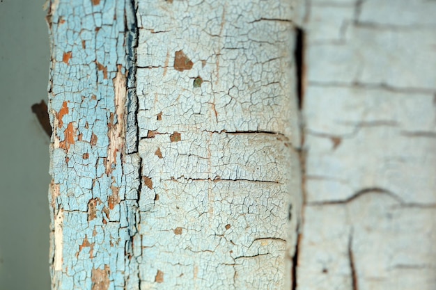 Hay pintura que pela en el fondo con textura de madera