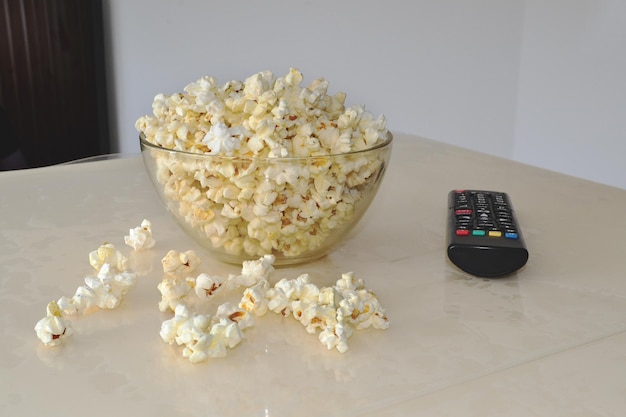 Hay un plato con palomitas de maíz en la mesa.