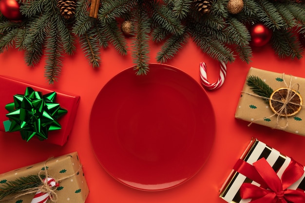 Foto hay un plato vacío en la mesa de navidad.