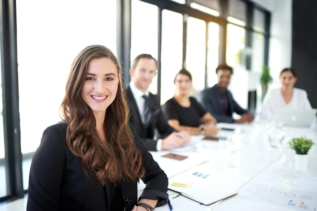 Hay tanto potencial por aquí Retrato de un grupo de colegas de negocios reunidos en la sala de juntas