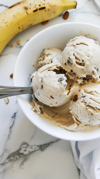 Foto hay un tazón de helado con un plátano en el lado generativo ai