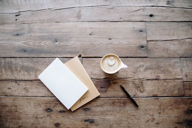 Hay un té y un libro sobre una mesa.