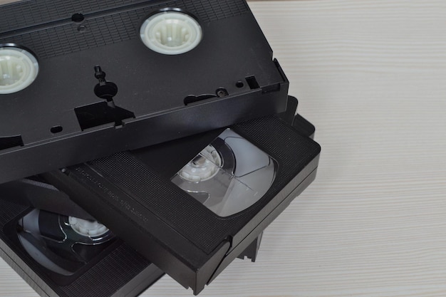 Hay viejas cintas de video en la mesa de luz.