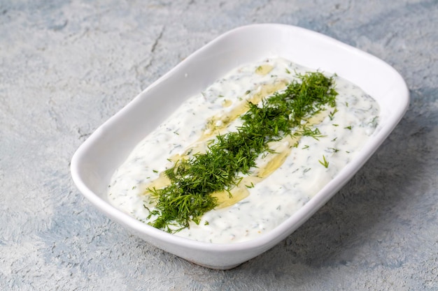 Haydari ist eine Art Joghurt aus bestimmten Kräutern und Gewürzen in Kombination mit Knoblauch aus der türkischen Küche