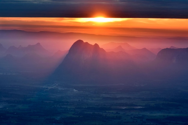 El haz de luz se efectúa a partir de la luz solar en el horizonte de Tailandia