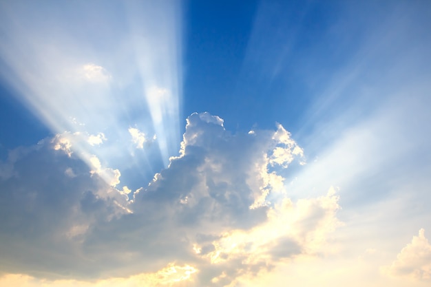 Foto haz de luz y las nubes.