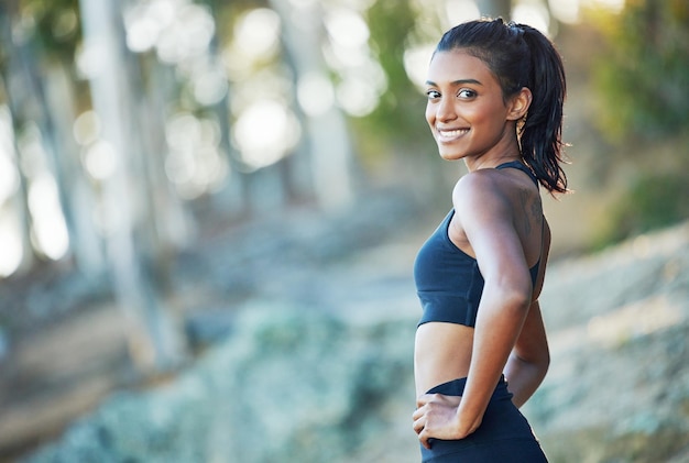 Haz que tu cuerpo sea el atuendo más sexy que posees Retrato de una joven deportista haciendo ejercicio al aire libre