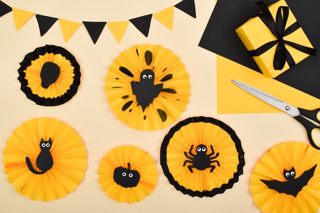 HAZLO TU MISMO. Hacemos una decoración con papel de colores para una decoración festiva para Halloween. Instrucciones paso a paso. Paso 7: La decoración está lista.