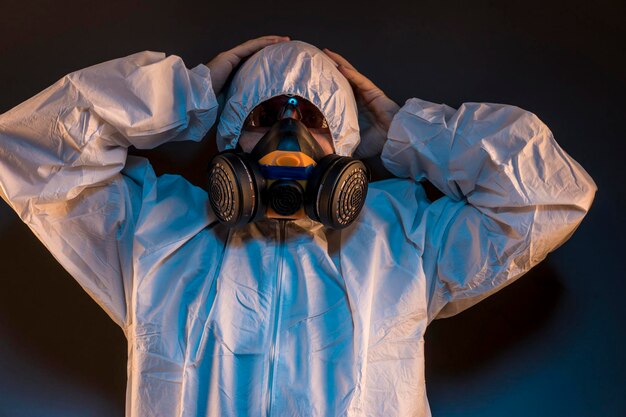 Hazmat Concepto de infección por virus contagioso. Hombre con traje protector y máscara antigás con gafas. Ébola, gases tóxicos, guerra biológica, infecciones y enfermedades